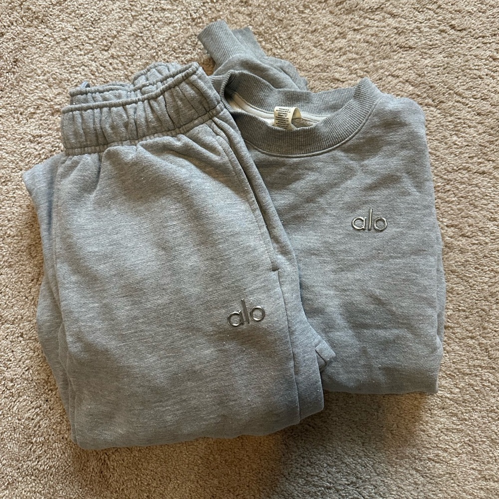 Alo Gray Sweatshirt and Sweatpants Set